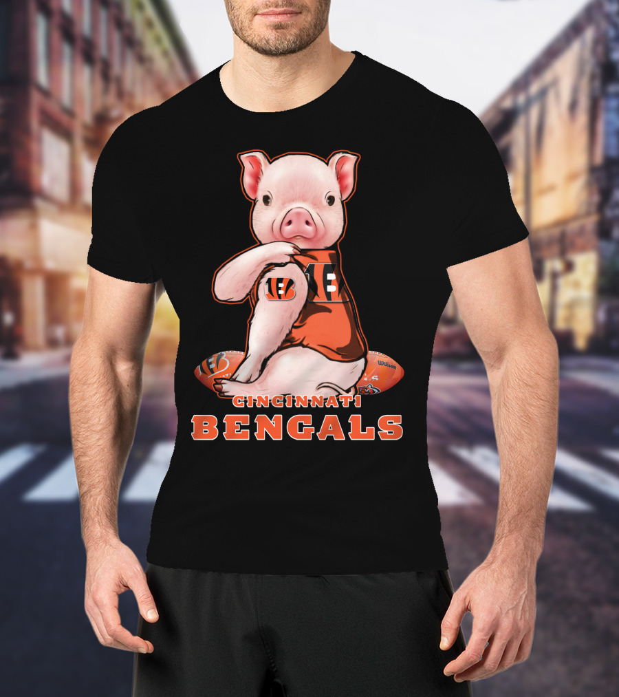 CINCINNATI BENGALS Pig Holding Football T-Shirt