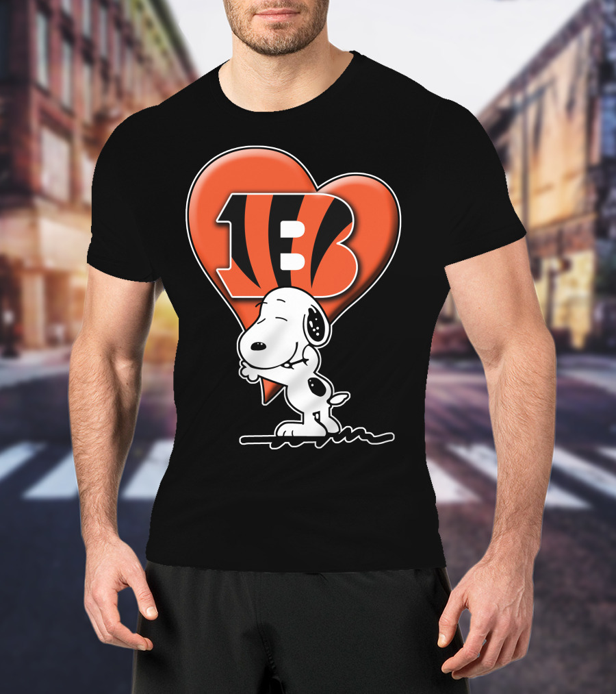 Snoopy Hugging Cincinnati Bengals Heart T-Shirt