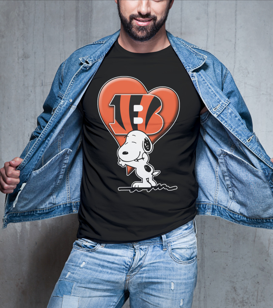 Snoopy Hugging Cincinnati Bengals Heart T-Shirt