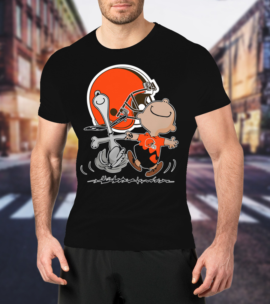 Cleveland Browns 06 Peanuts Dancing With Snoopy And Charlie Brown In Front Of Helmet T-Shirt