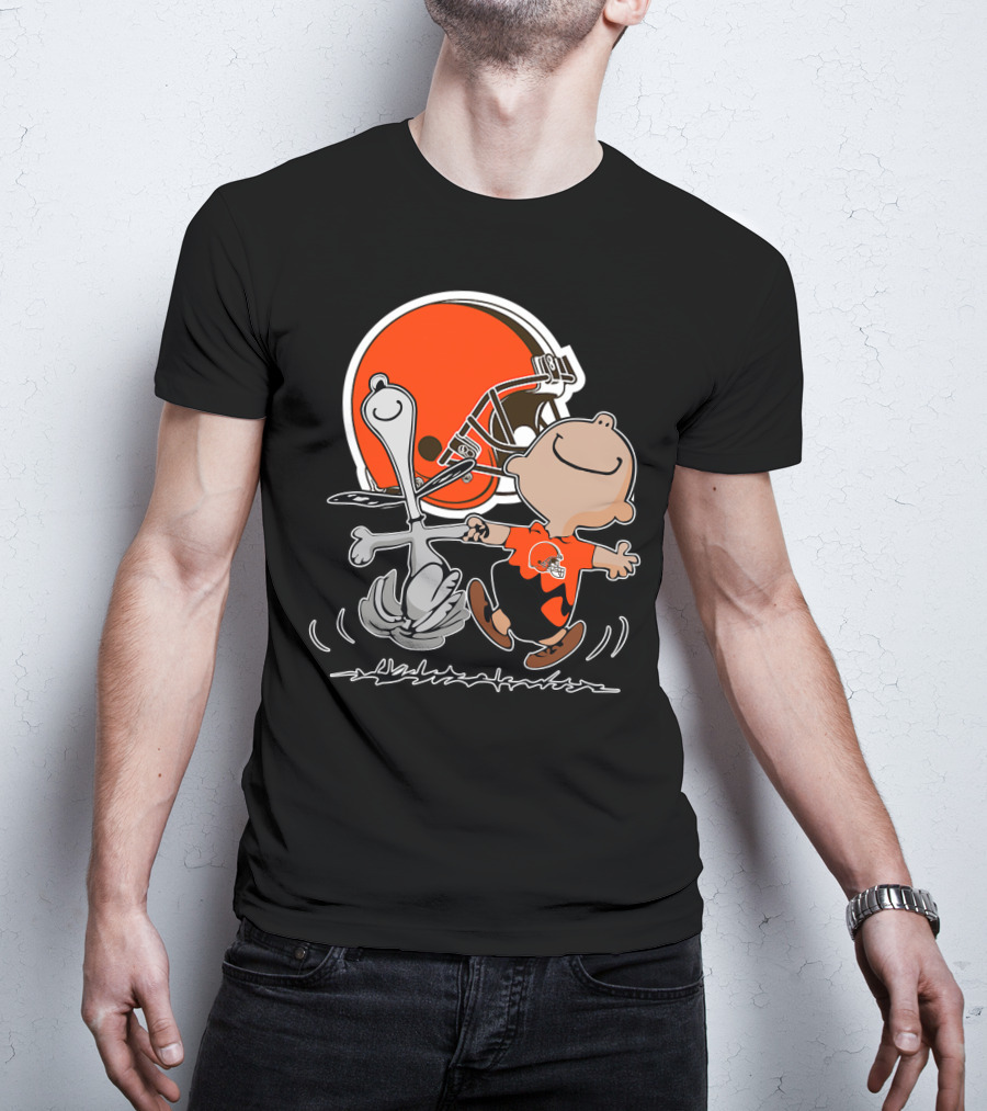 Cleveland Browns 06 Peanuts Dancing With Snoopy And Charlie Brown In Front Of Helmet T-Shirt