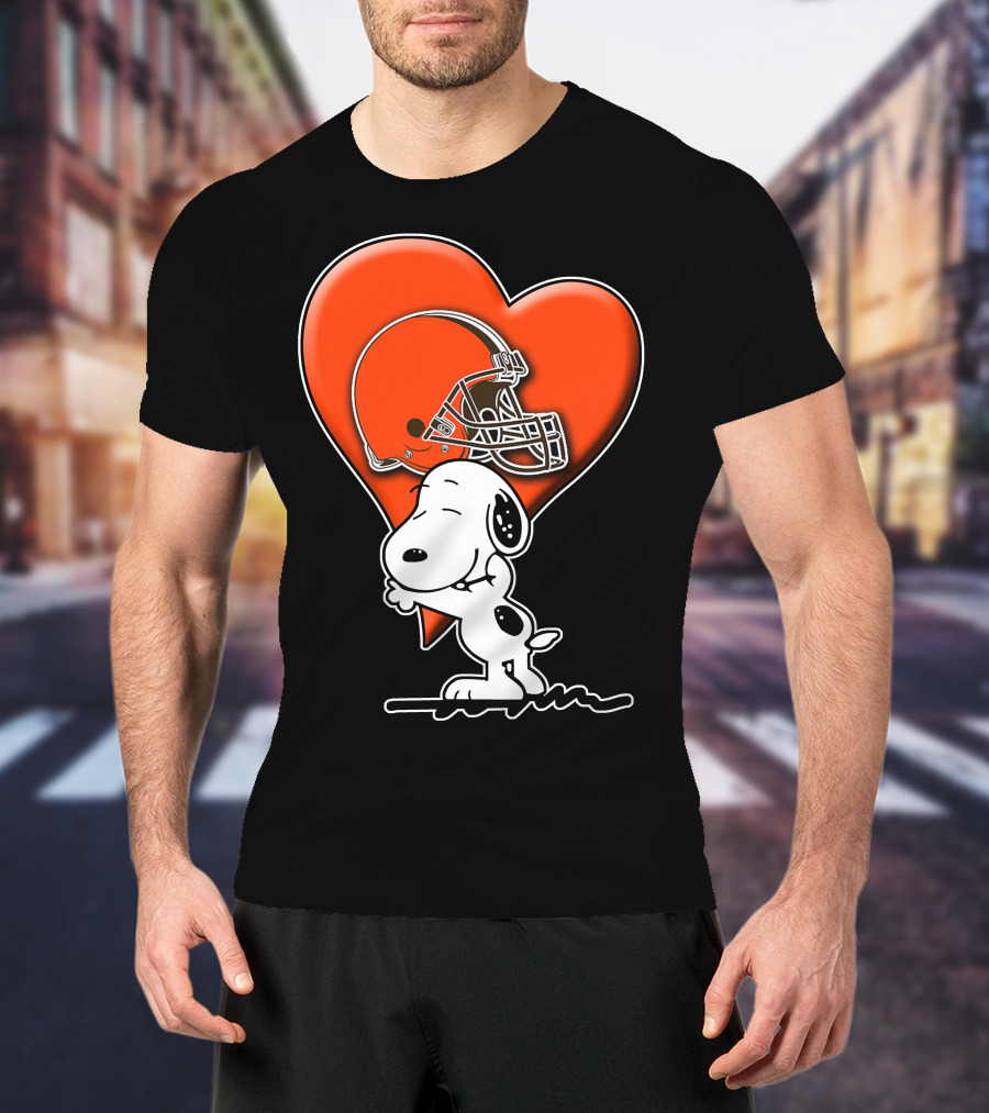 Snp CLEVELAND BROWNS Snoopy Hugging Heart Football Helmet T-Shirt