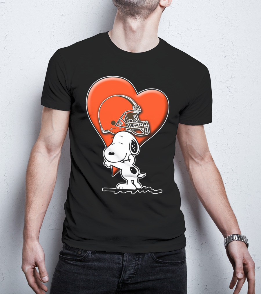 Snp CLEVELAND BROWNS Snoopy Hugging Heart Football Helmet T-Shirt