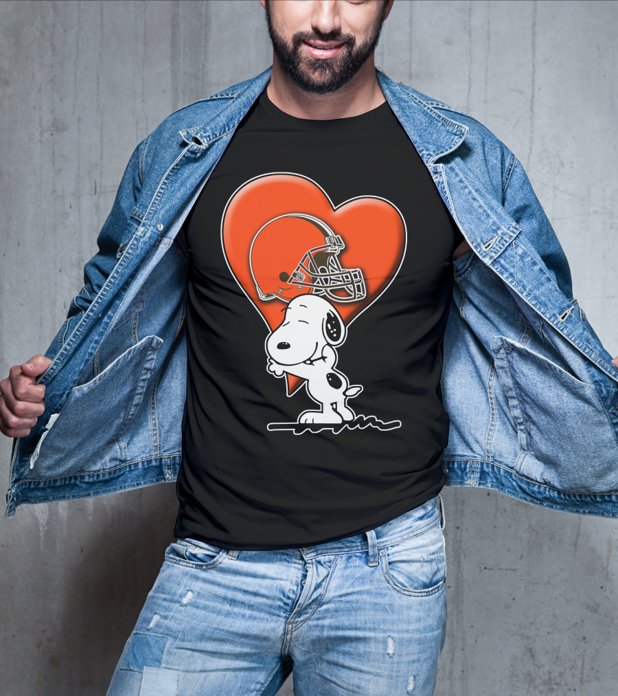Snp CLEVELAND BROWNS Snoopy Hugging Heart Football Helmet T-Shirt