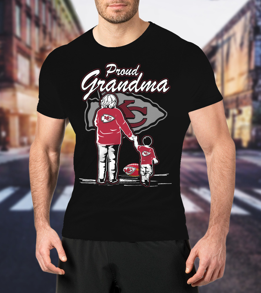 Proud Grandma Kansas City Chiefs With Grandma And Child Holding Hands T-Shirt