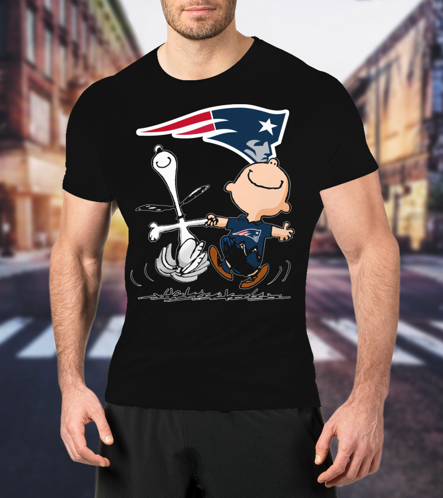 Snoopy And Charlie Brown Dancing With New England Patriots T-Shirt
