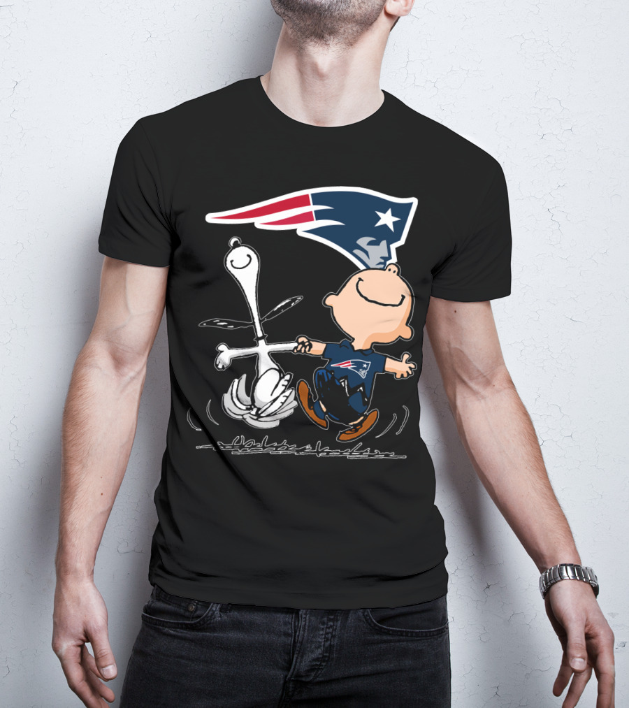 Snoopy And Charlie Brown Dancing With New England Patriots T-Shirt