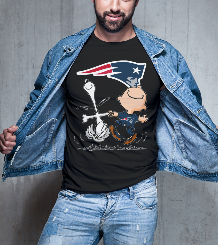 Snoopy And Charlie Brown Dancing With New England Patriots T-Shirt