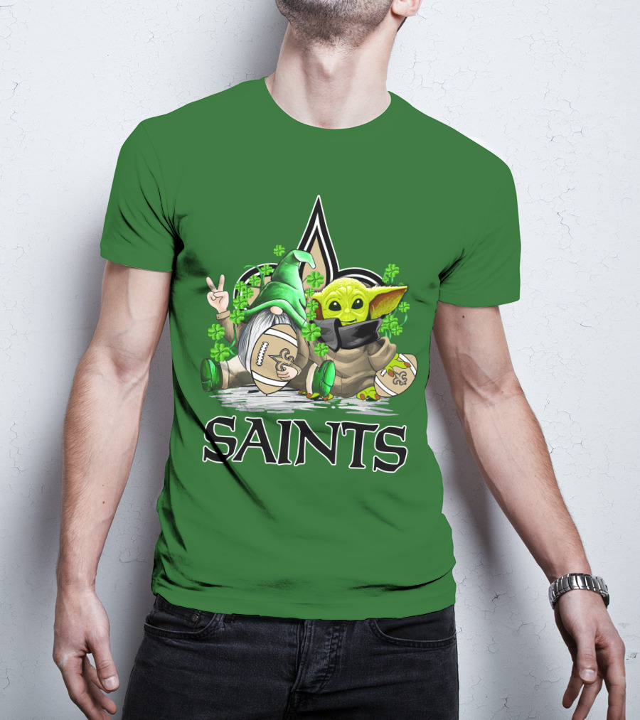 New Orleans Saints Football St. Patrick’s Day Gnome And Baby Alien With Shamrocks T-Shirt