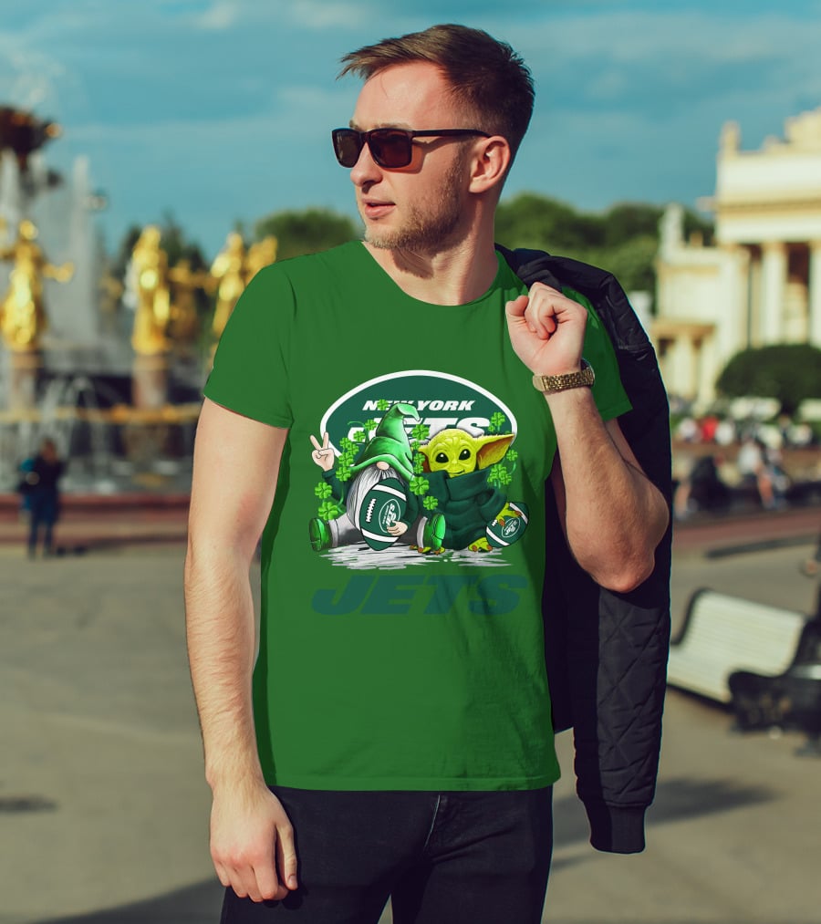New York Jets Football St. Patrick's Day Baby Yoda And Gnome With Shamrocks T-Shirt