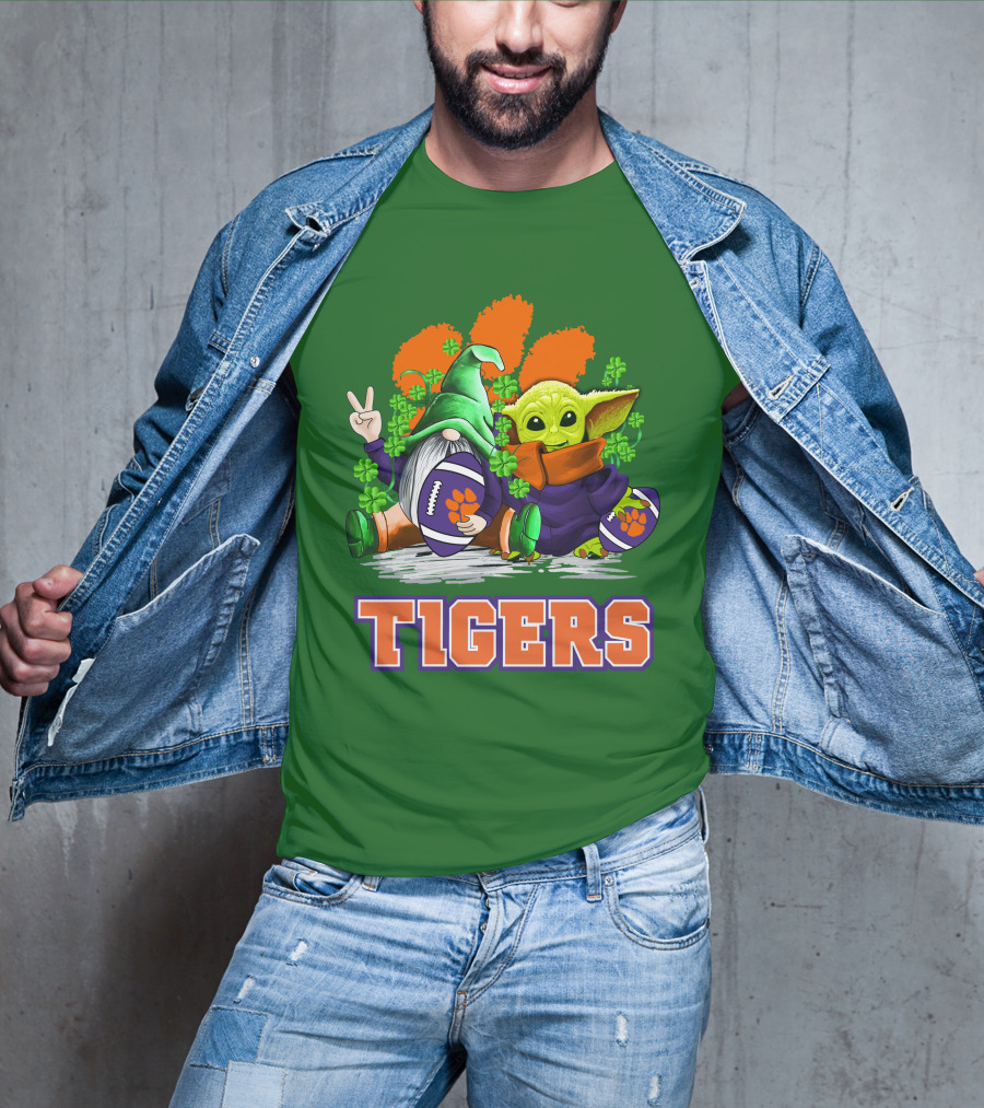 Clemson Tigers St. Patrick’s Day Football Gnome And Baby Yoda T-Shirt
