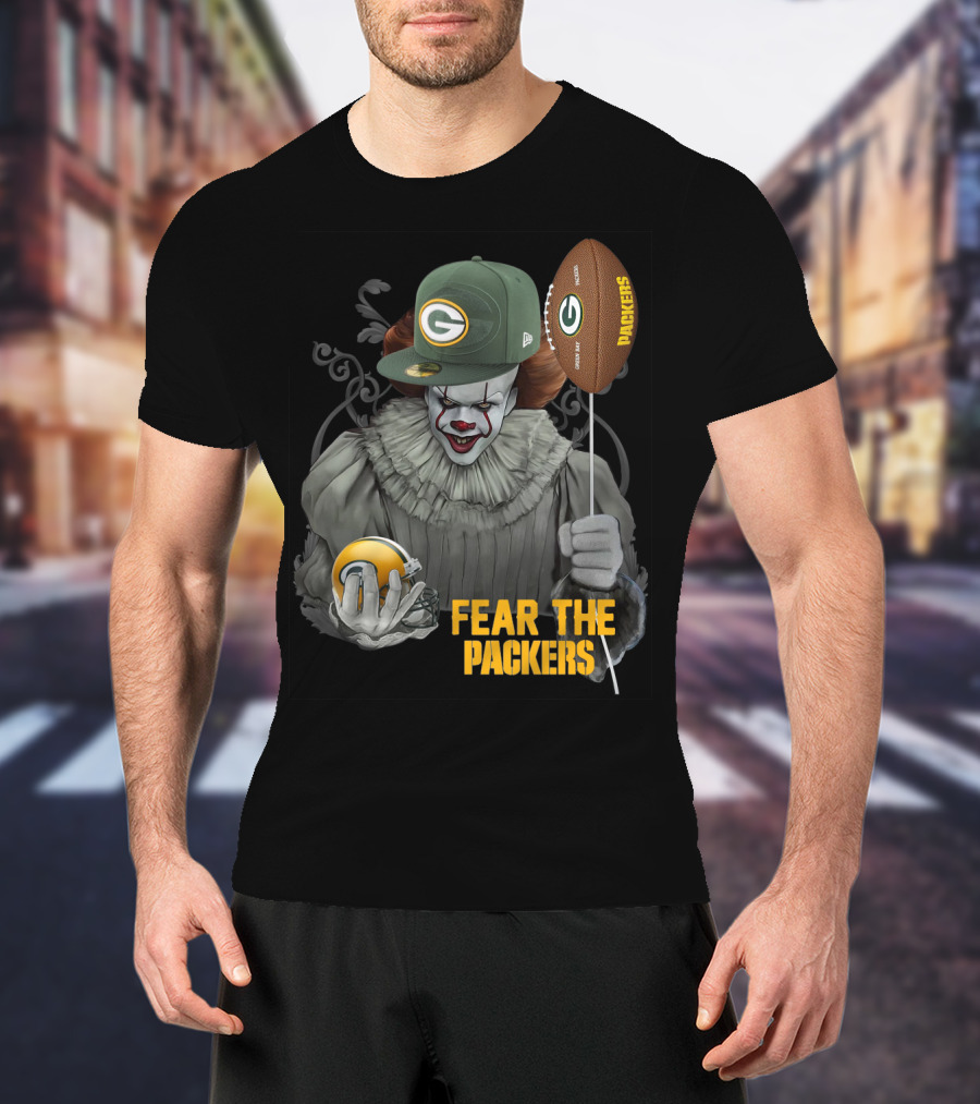 Pennywise Holding Green Bay Packers Balloon And Helmet Fear The Packers T-Shirt