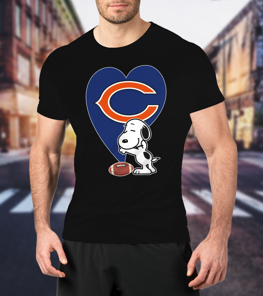 Chicago Bears Snoopy Hug Heart Football T-Shirt