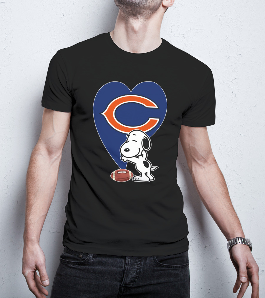 Chicago Bears Snoopy Hug Heart Football T-Shirt