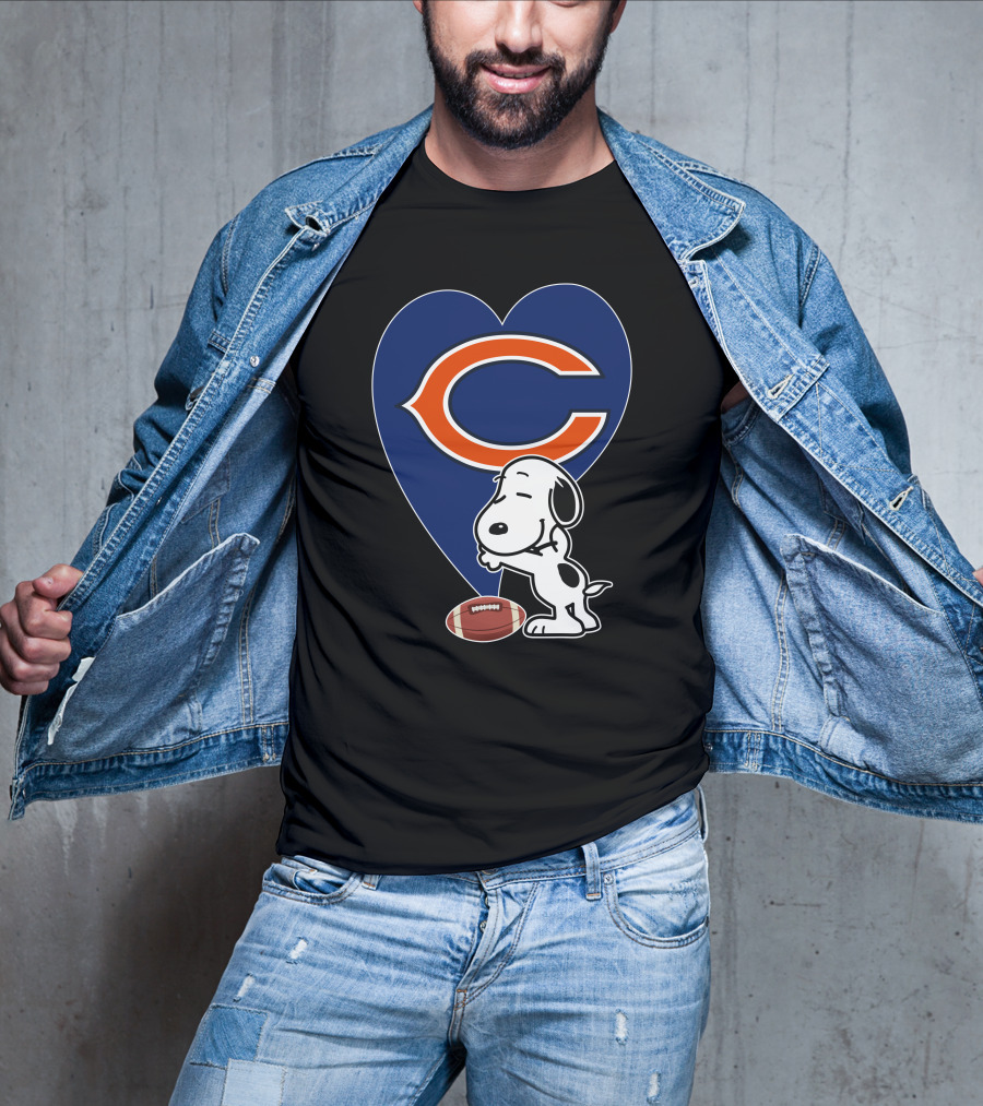 Chicago Bears Snoopy Hug Heart Football T-Shirt