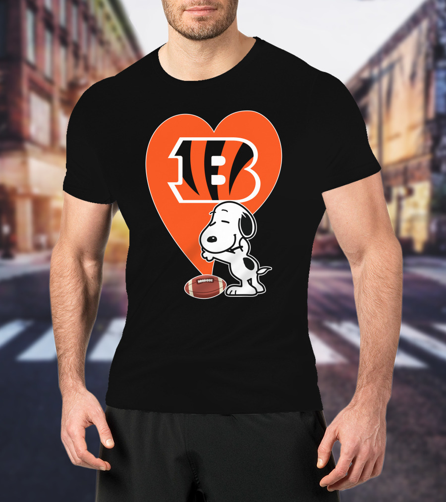 Cincinnati Bengals Snoopy Heart Football Hug T-Shirt