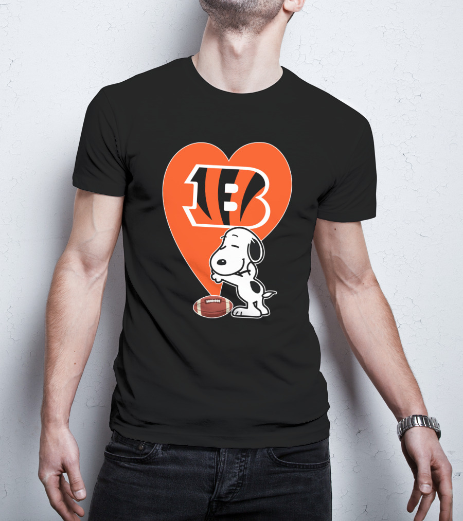 Cincinnati Bengals Snoopy Heart Football Hug T-Shirt