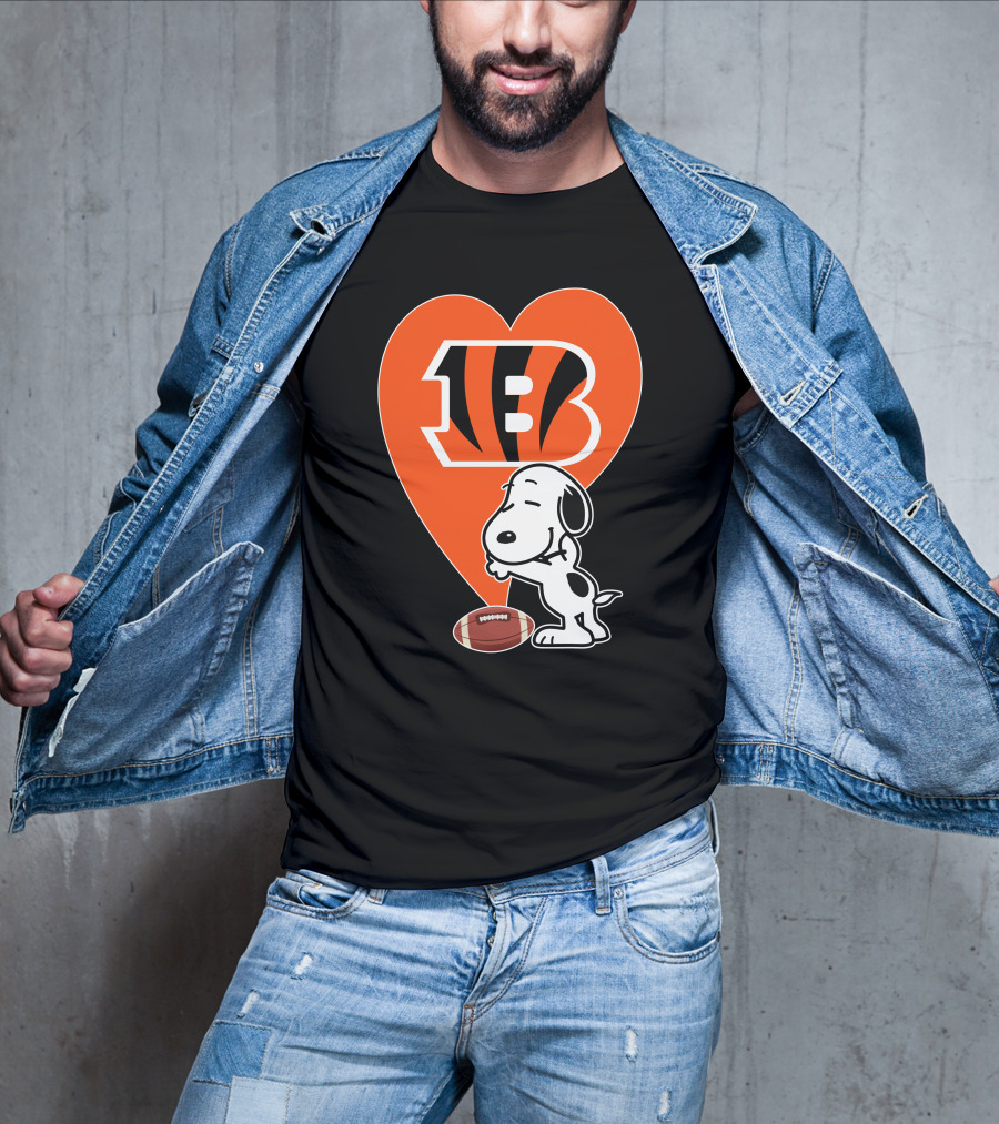 Cincinnati Bengals Snoopy Heart Football Hug T-Shirt