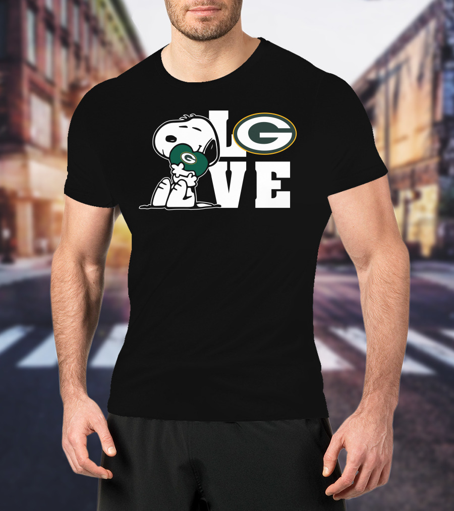 Snoopy Holding Green Bay Packers Football Love T-Shirt