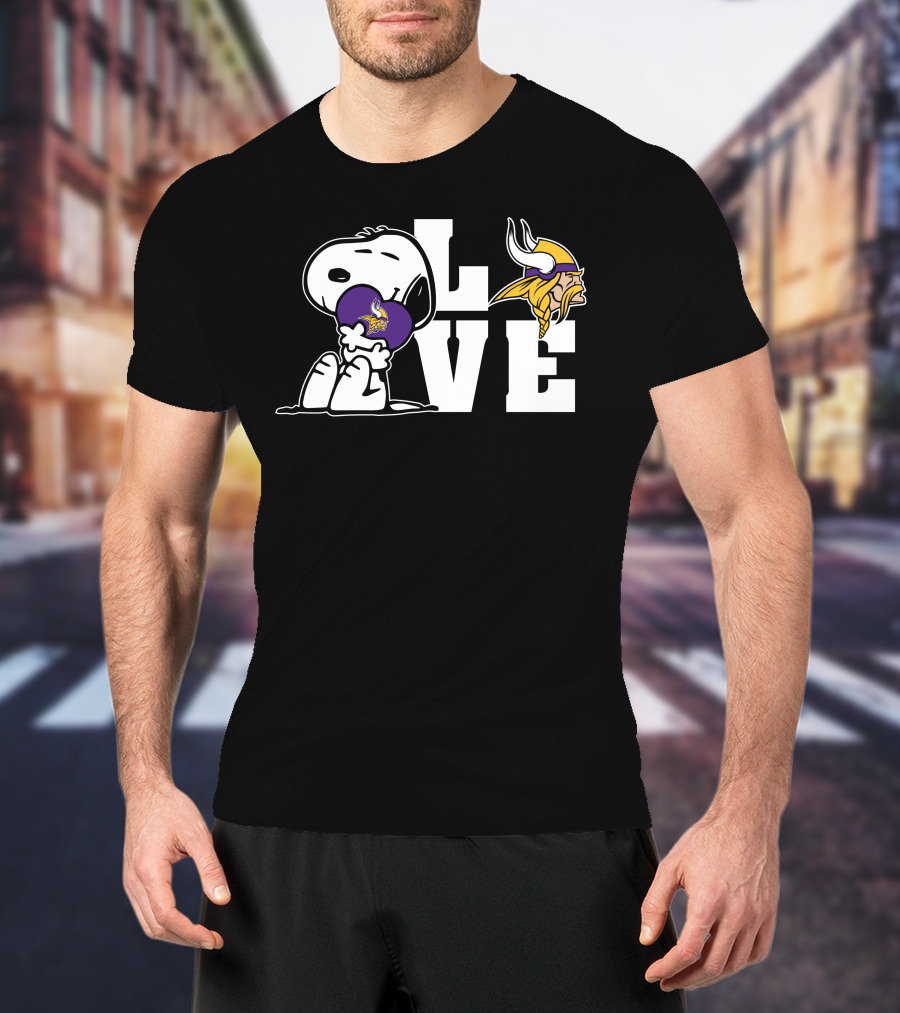 Snoopy Holding Minnesota Vikings Love Heart T-Shirt