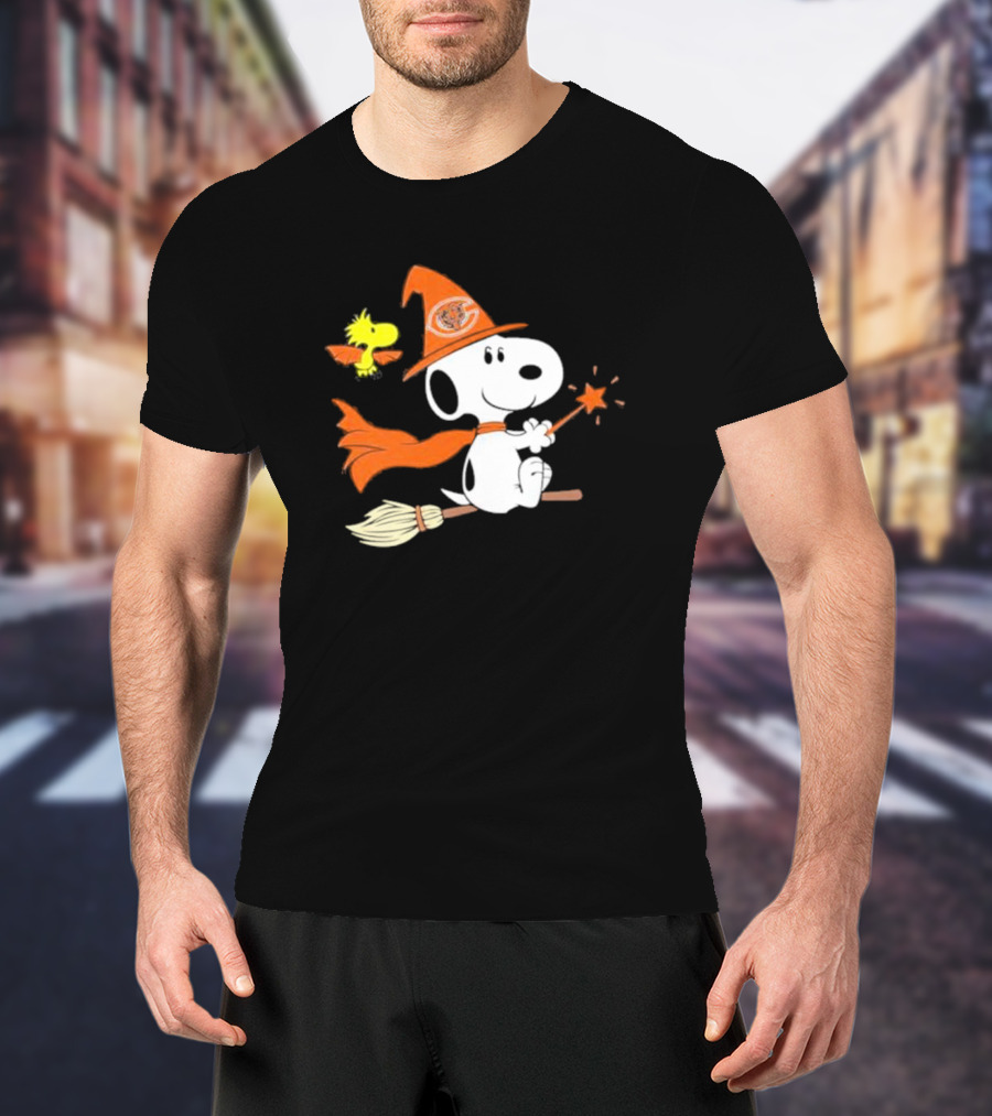 Snoopy Witch Chicago Bears Halloween Flying Broomstick Woodstock T-Shirt