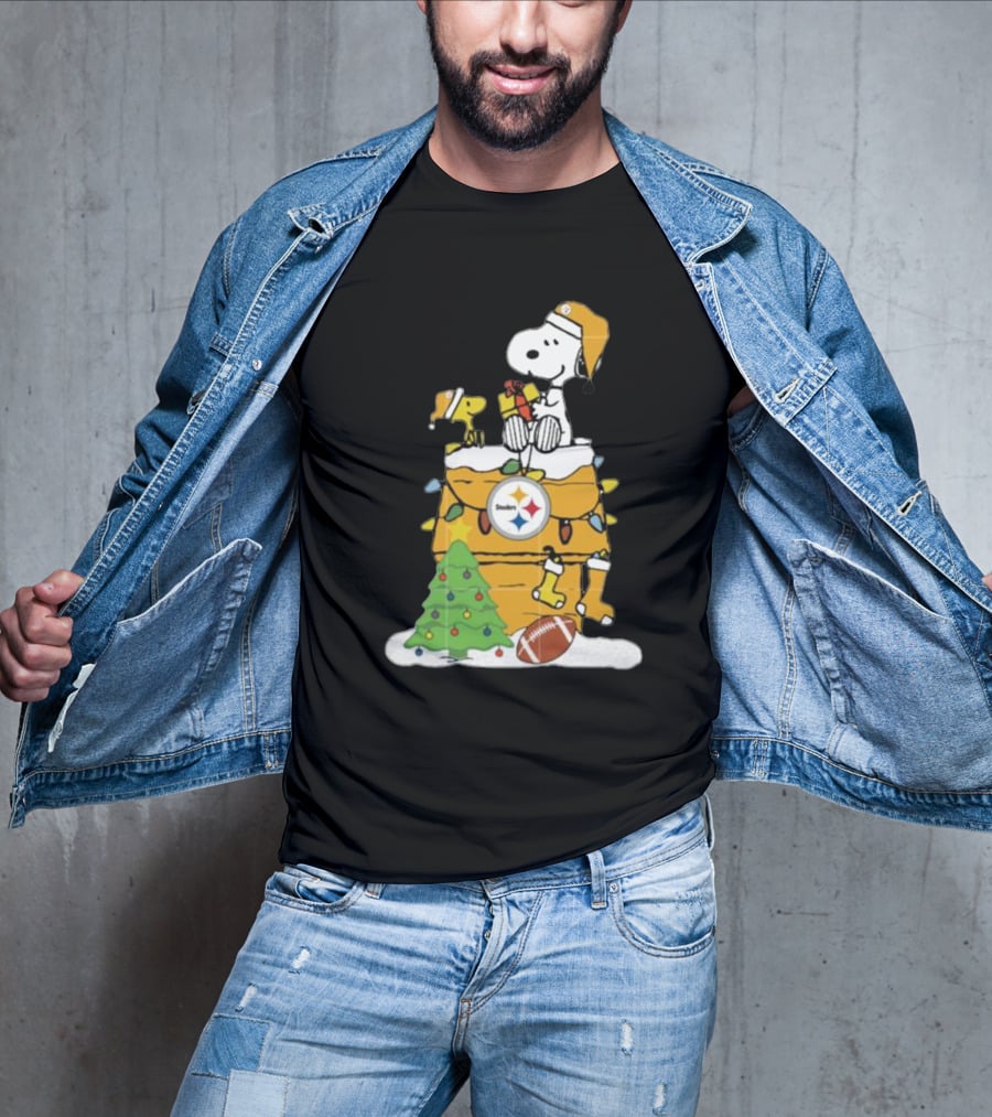 Snoopy And Pittsburgh Steelers Christmas Chimney Scene With Woodstock And Holiday Decorations T-Shirt