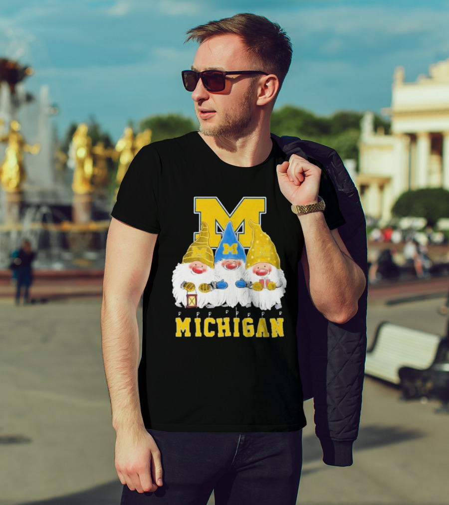 Michigan Wolverines Gnomes Merry Christmas T-Shirt