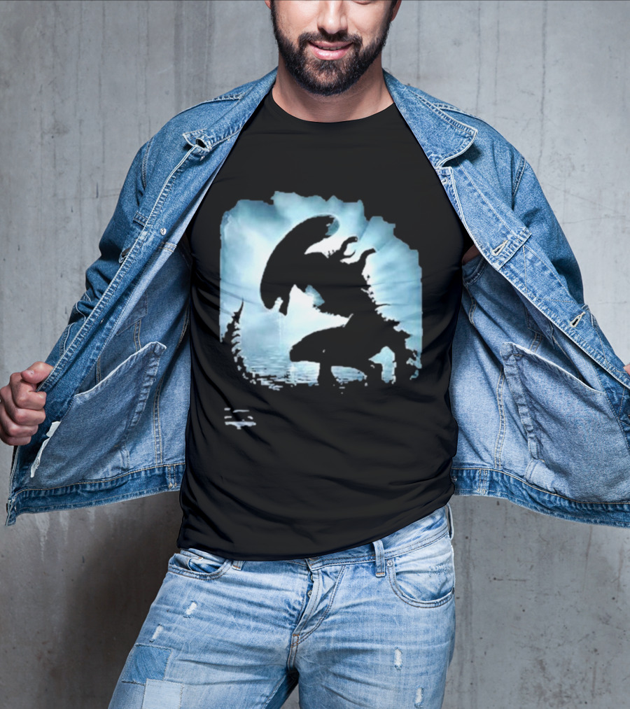 Alien Romulus Silhouette Against Oceanic Horizon 89 Rotten Tomatoes Debut T-Shirt