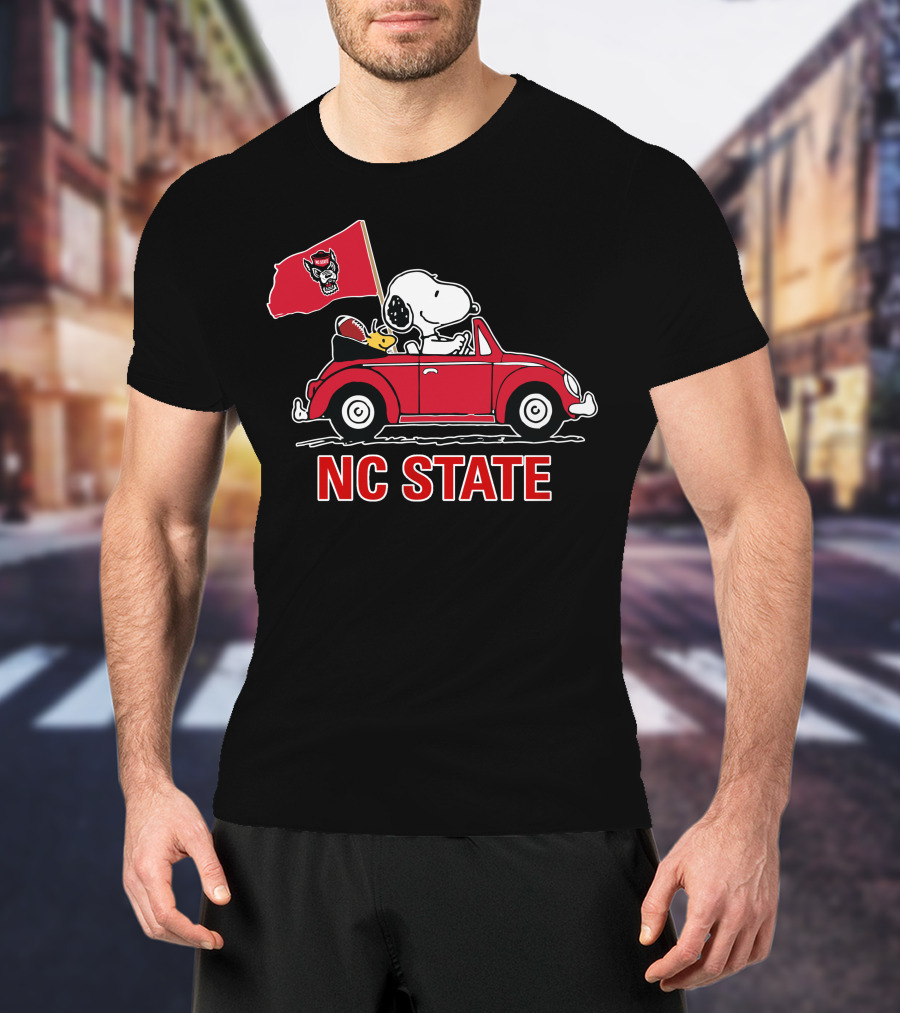 NC State Wolfpack Snoopy Red Car Football Flag T-Shirt