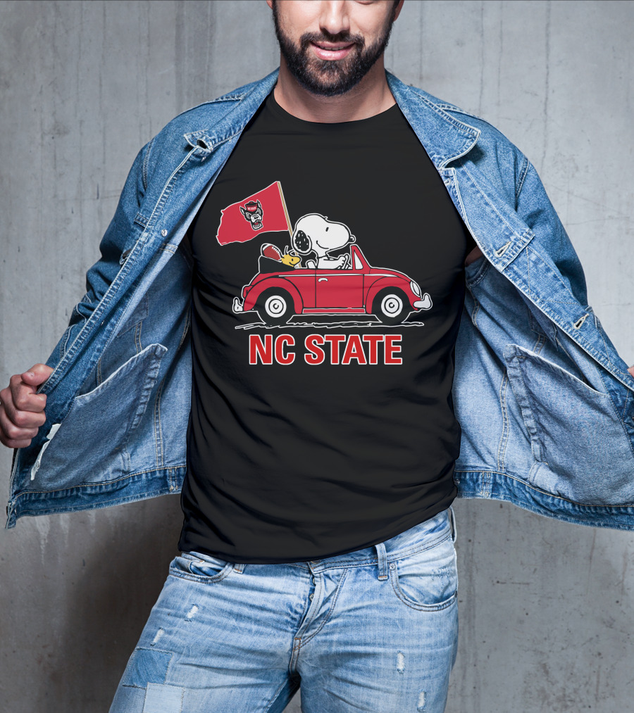 NC State Wolfpack Snoopy Red Car Football Flag T-Shirt