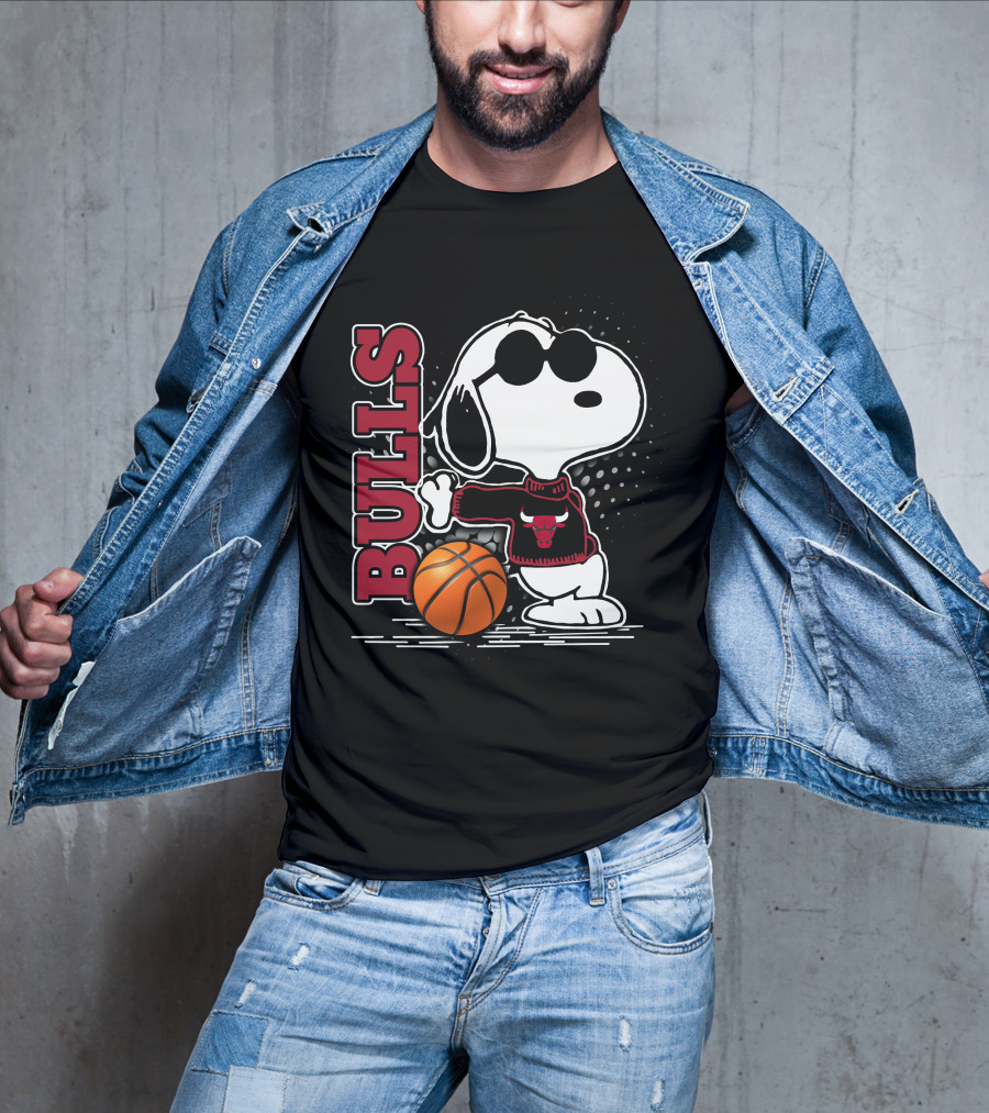 Bulls Snoopy With Basketball And Chicago Bulls Red T-Shirt