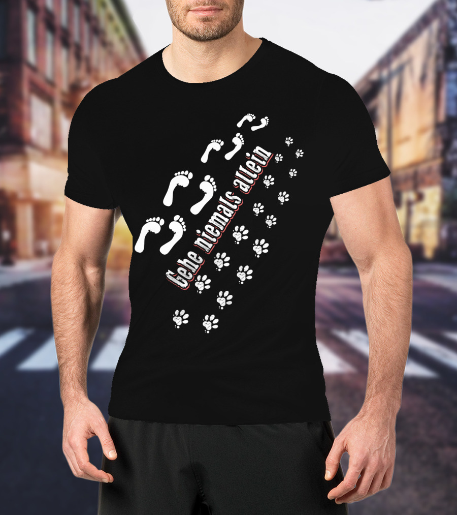 Gehe Niemals Allein Human Footprints And Paw Prints T-Shirt