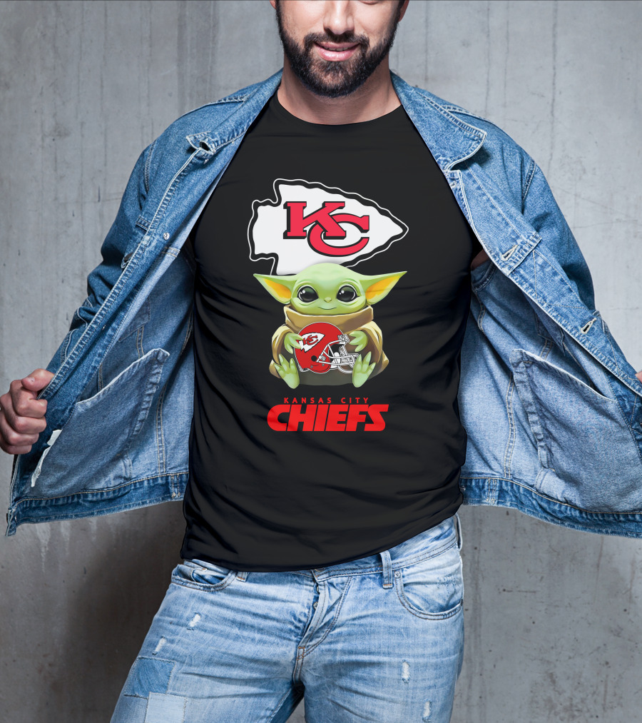 Kansas City Chiefs Baby Yoda Holding Chiefs Helmet Star Wars T-Shirt