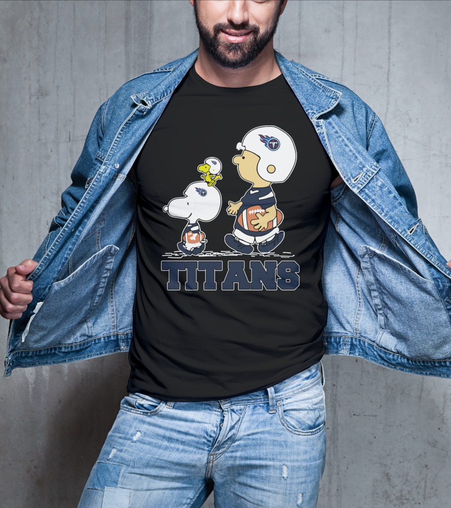 Snoopy And Woodstock With Tennessee Titans Helmets And Footballs T-Shirt