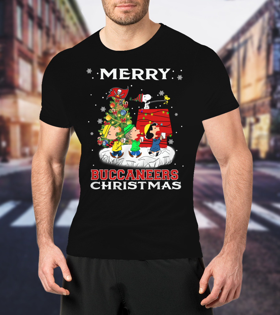 Merry Tampa Bay Buccaneers Christmas Snoopy Peanuts Holiday Scene T-Shirt