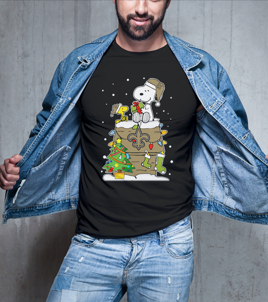 New Orleans Saints Snoopy Christmas Gift Decor With Doghouse And Stockings T-Shirt