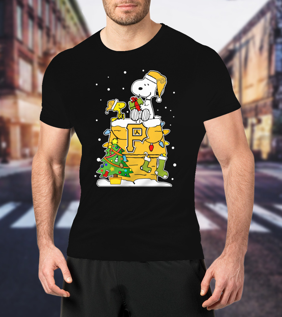 Pittsburgh Pirates Snoopy Christmas Gift Scene Holiday T-Shirt