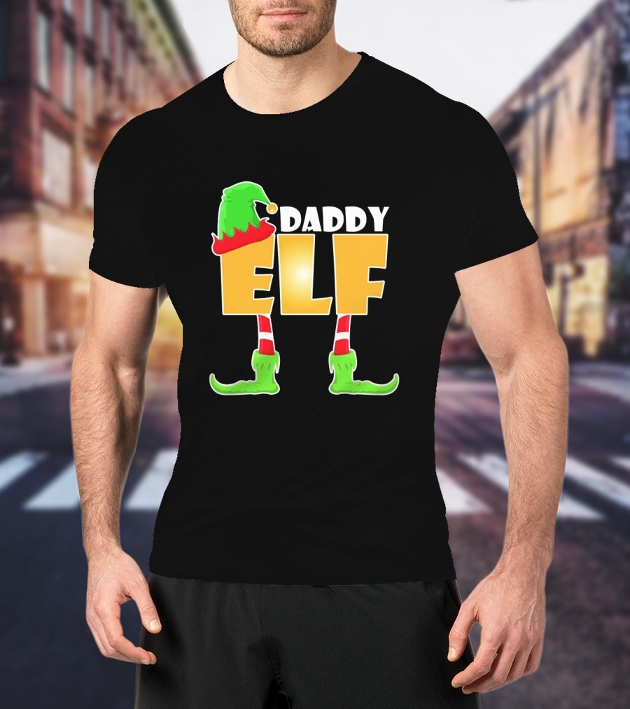 Daddy Elf Christmas Holiday Design With Green Hat And Striped Socks T-Shirt