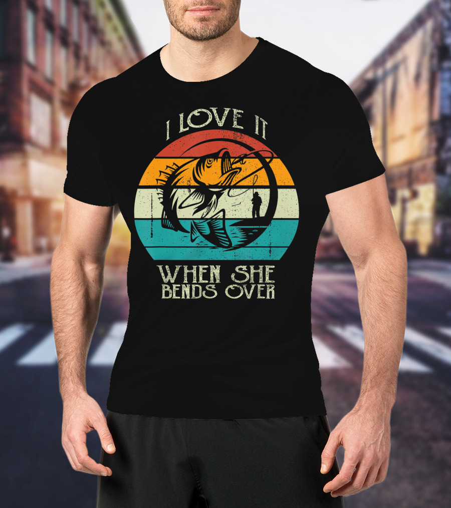 I Love It When She Bends Over Vintage Fishing Lover Retro Sunset T-Shirt