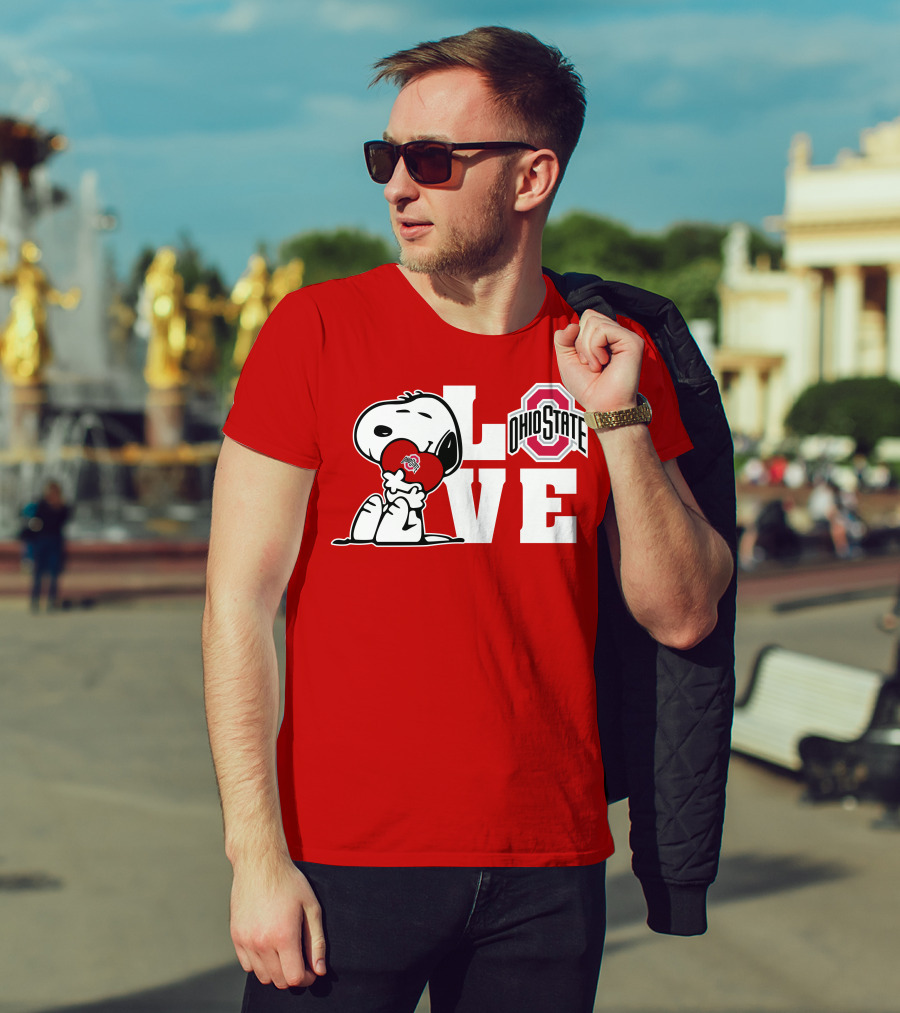Snoopy Ohio State Buckeyes Love Peanuts Character Holding Heart With Buckeyes T-Shirt
