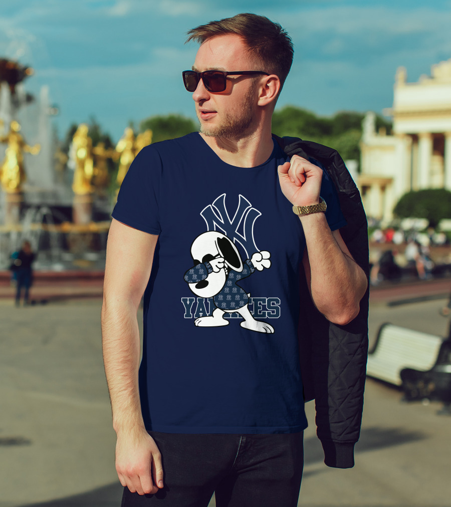 Snoopy Dabbing New York Yankees Logo Yankees T-Shirt