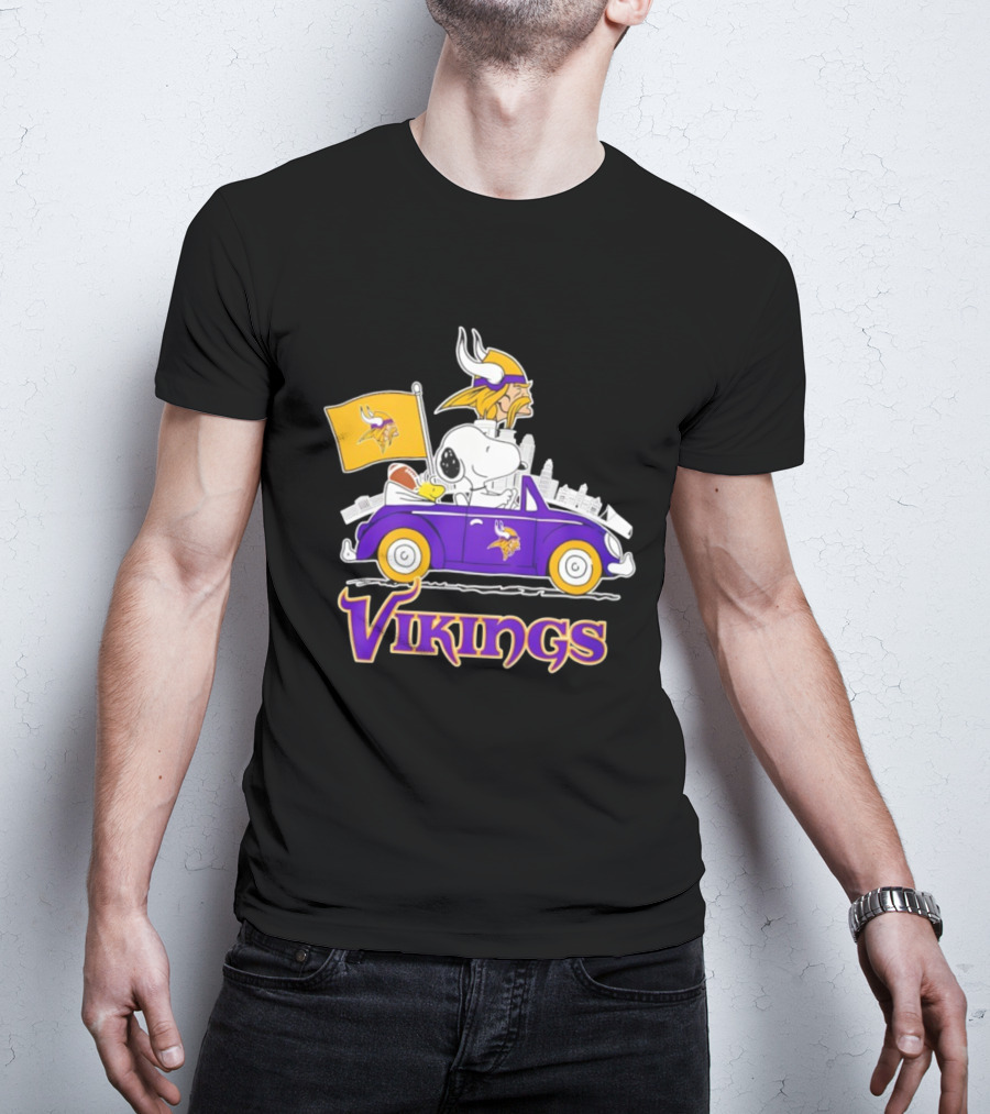 Minnesota Vikings Snoopy Woodstock Driving Purple Car Fan Art T-Shirt