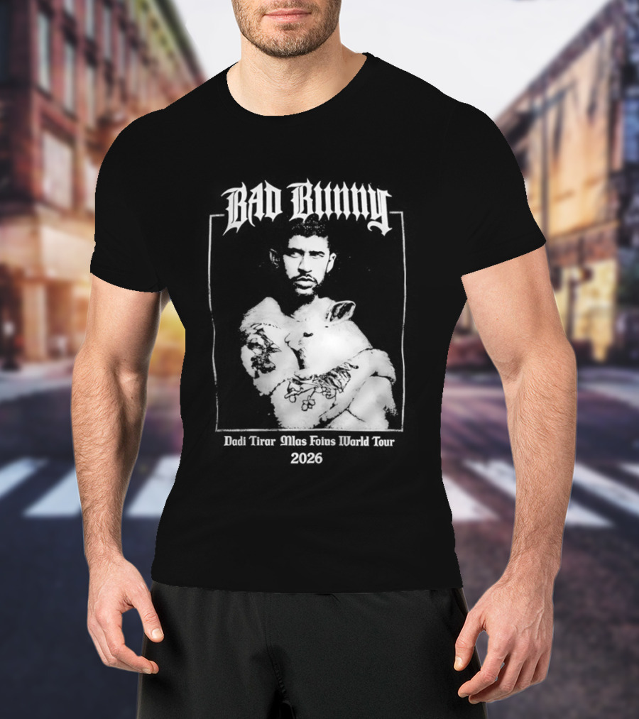 Bad Bunny Hugging Bunny Debi Tirar Mlas Fotos World Tour 2026 T-Shirt