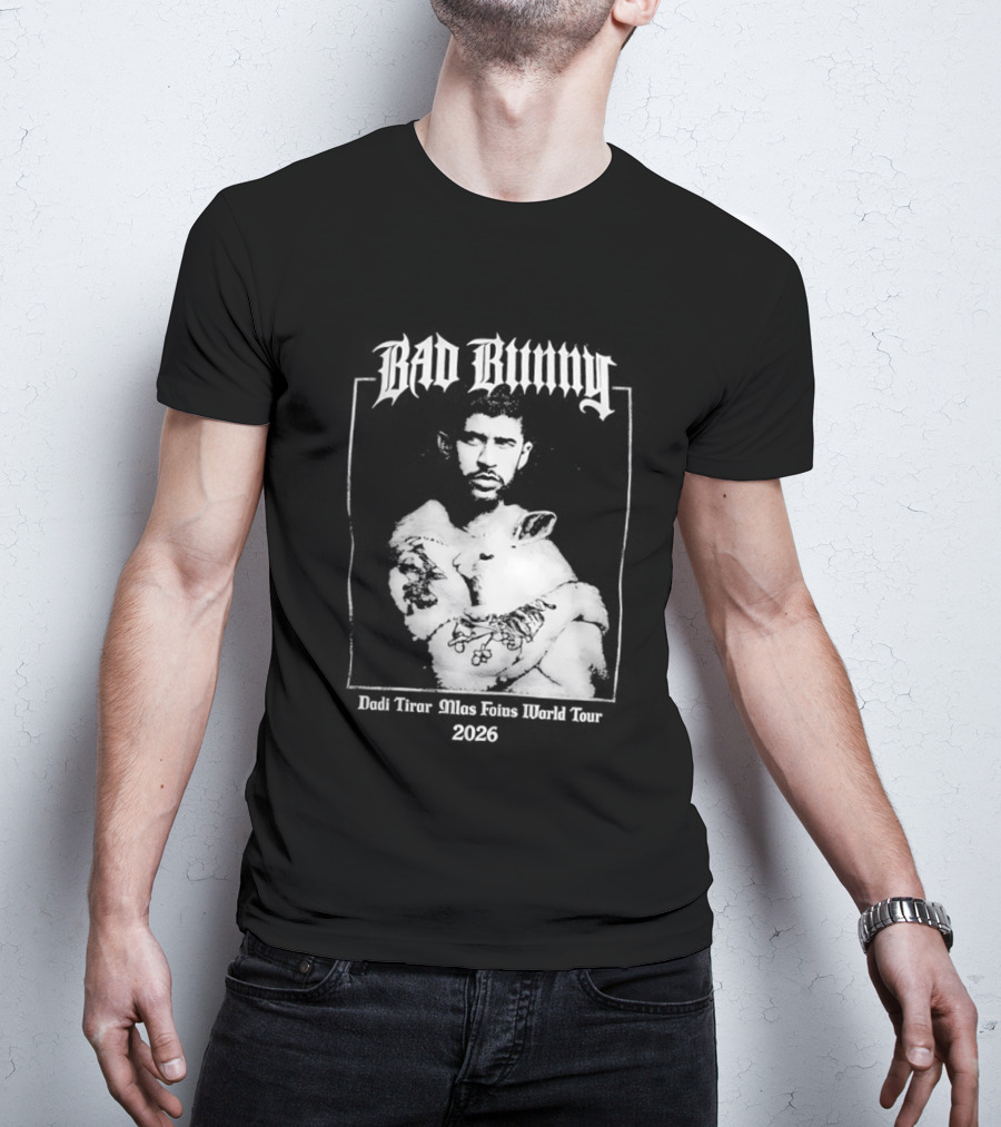 Bad Bunny Hugging Bunny Debi Tirar Mlas Fotos World Tour 2026 T-Shirt