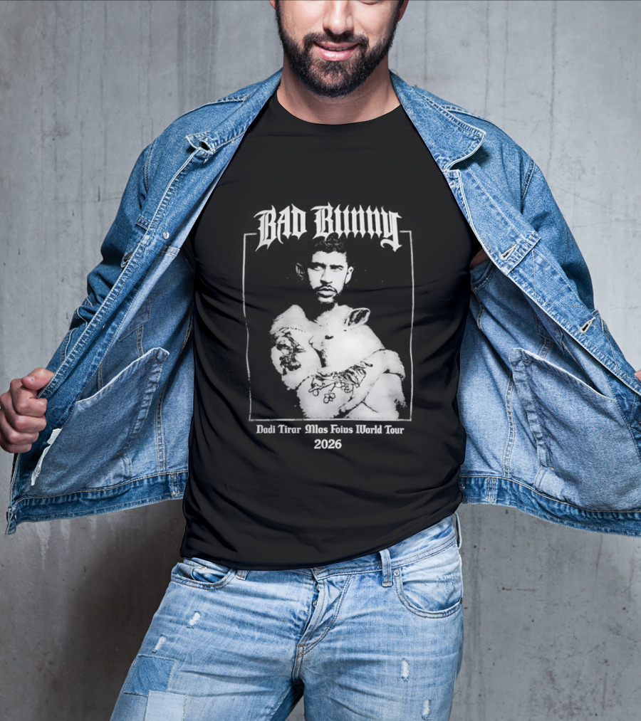 Bad Bunny Hugging Bunny Debi Tirar Mlas Fotos World Tour 2026 T-Shirt