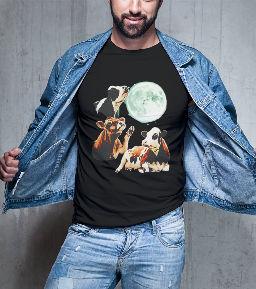Cow Howling At Moon With Three Cows And Full Moon Scene T-Shirt