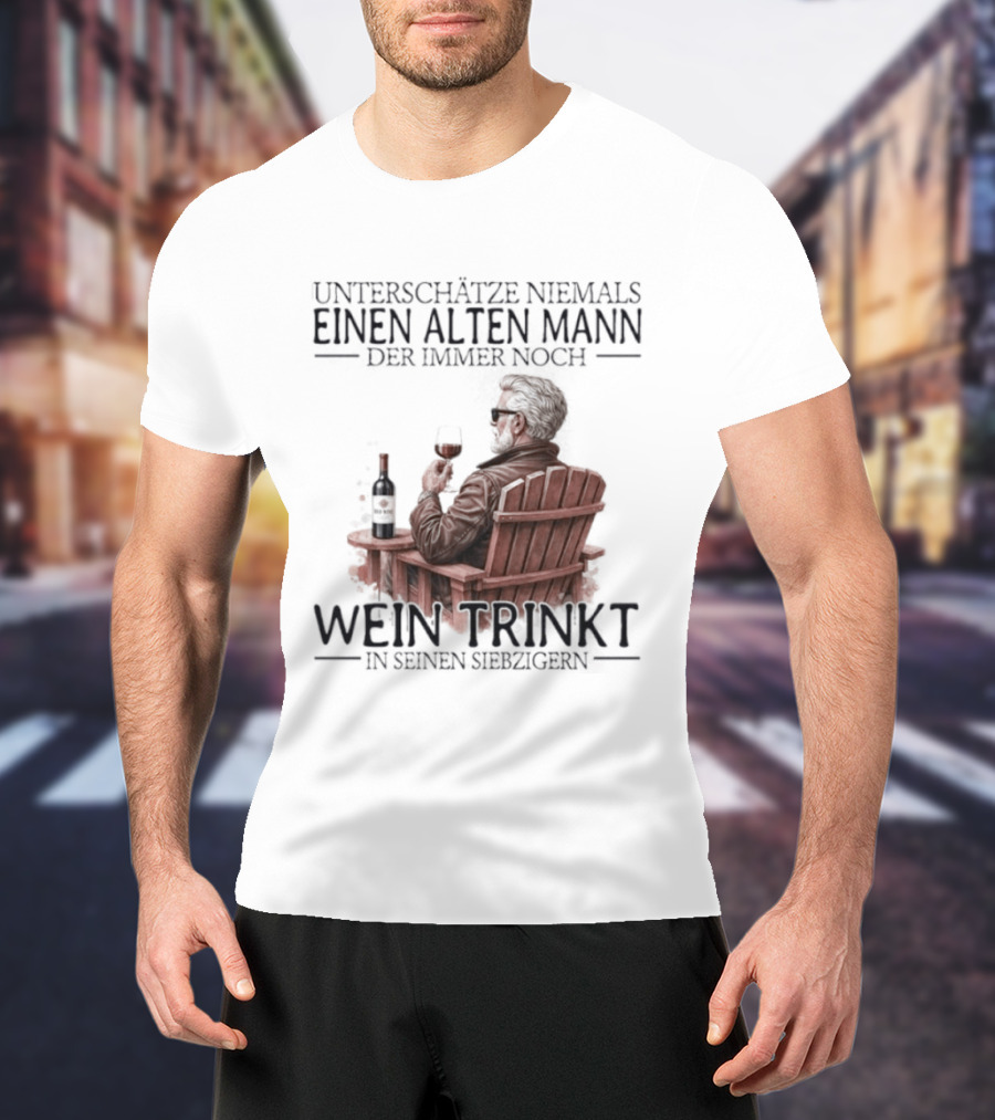 Unterschätze Niemals Einen Alten Mann Der Immer Noch Wein Trinkt In Seinen Siebzigern T-Shirt
