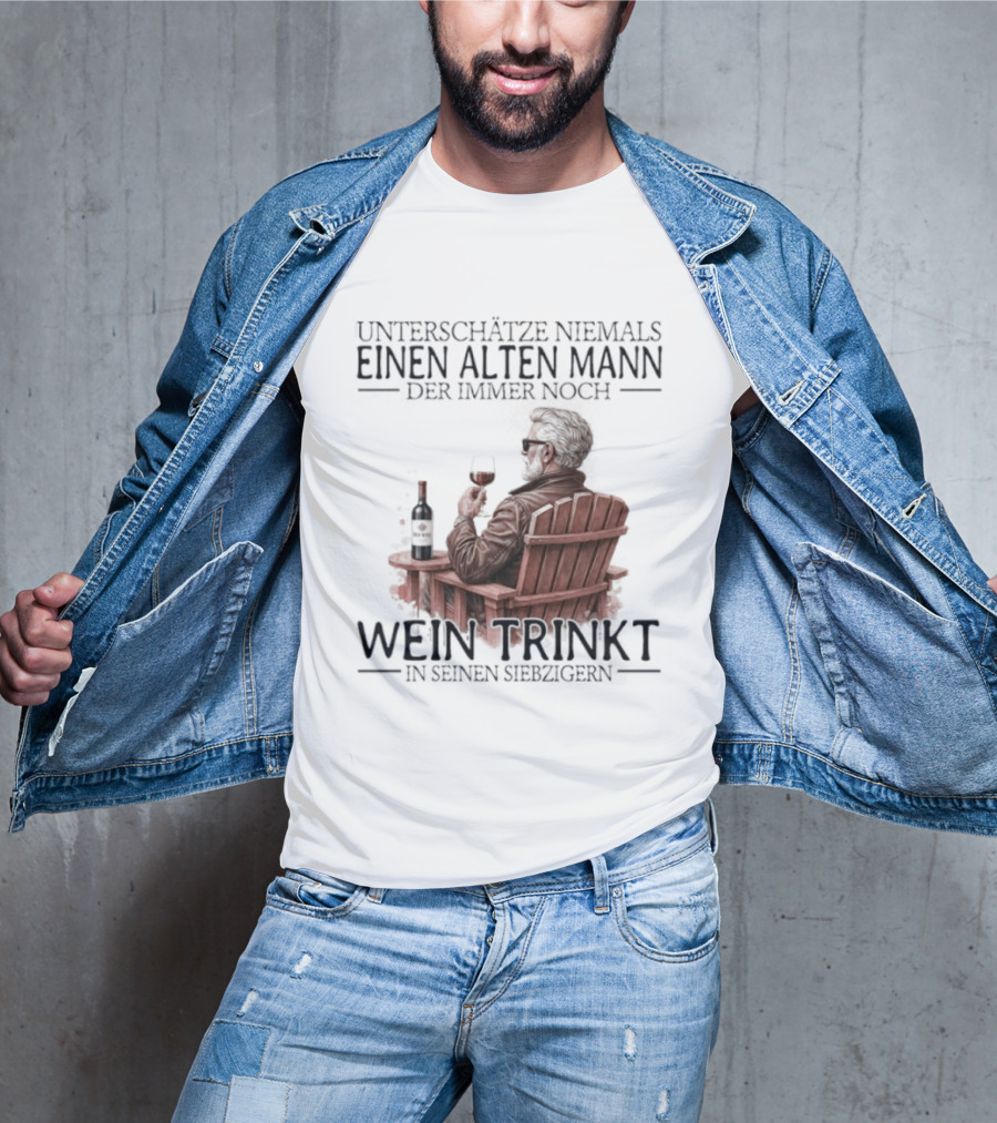 Unterschätze Niemals Einen Alten Mann Der Immer Noch Wein Trinkt In Seinen Siebzigern T-Shirt