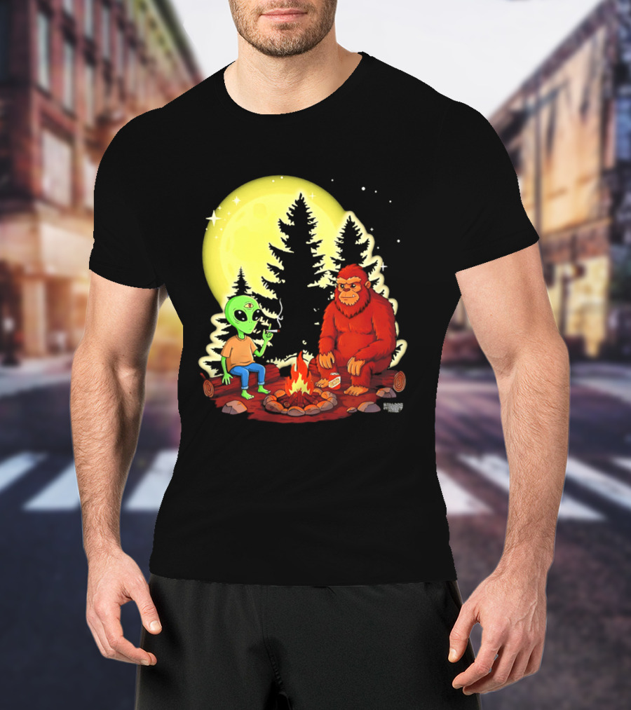 Bigfoot And Alien Campfire Night Under Full Moon T-Shirt