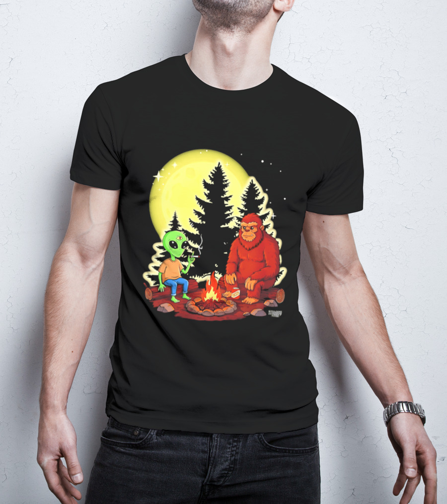 Bigfoot And Alien Campfire Night Under Full Moon T-Shirt